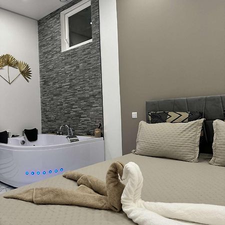 Suite Gold By L Amaryllis I Jacuzzi & Sauna Prive I Centre Beziers Arrivee Autonome Esterno foto