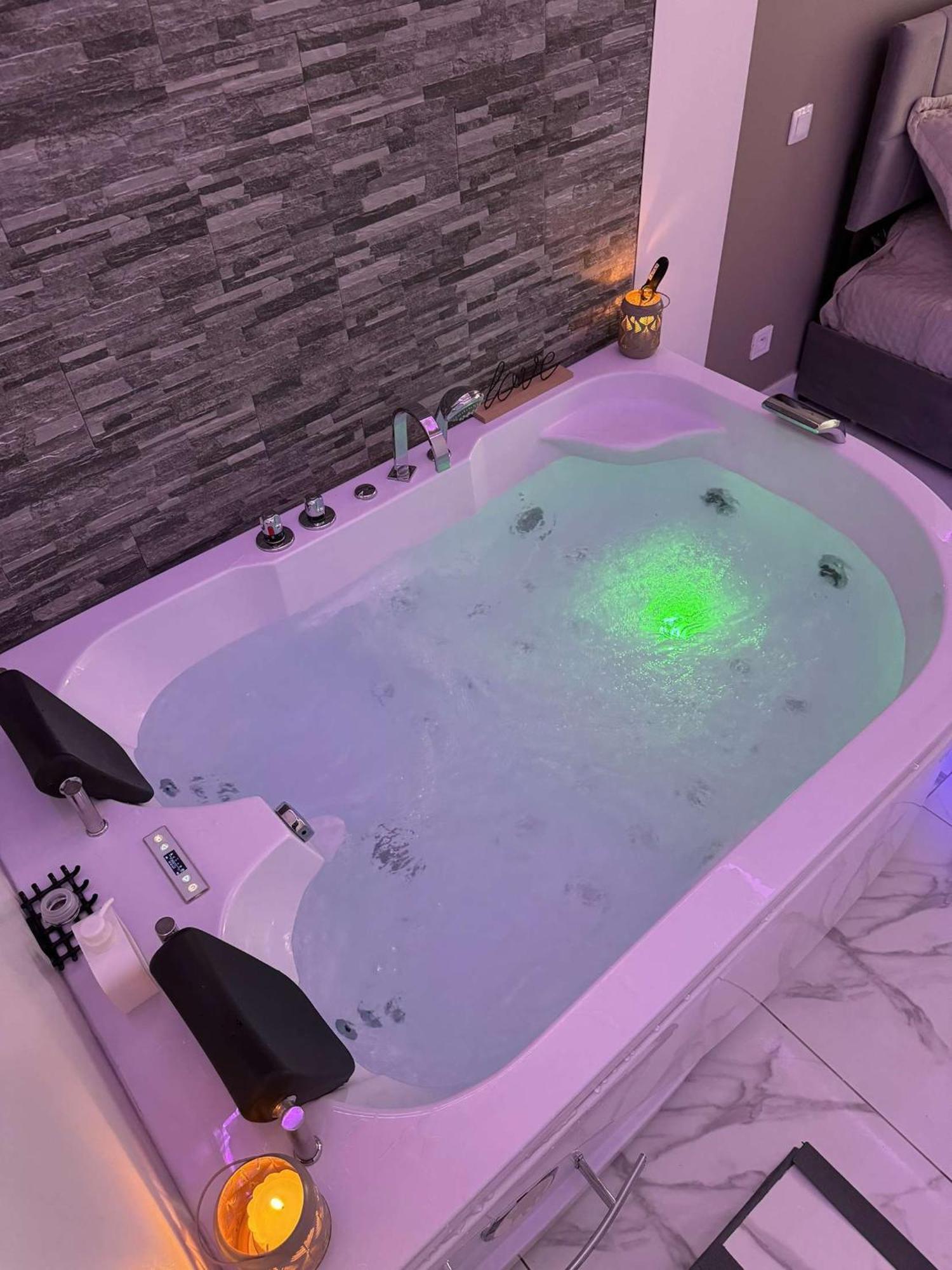 Suite Gold By L Amaryllis I Jacuzzi & Sauna Prive I Centre Beziers Arrivee Autonome Esterno foto