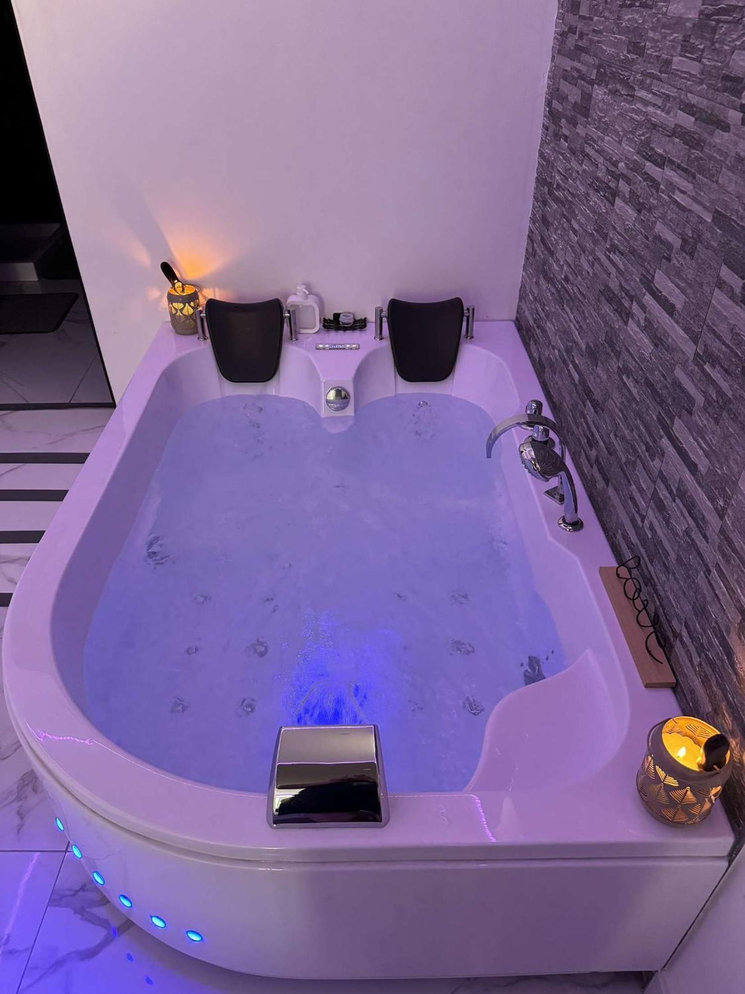 Suite Gold By L Amaryllis I Jacuzzi & Sauna Prive I Centre Beziers Arrivee Autonome Esterno foto