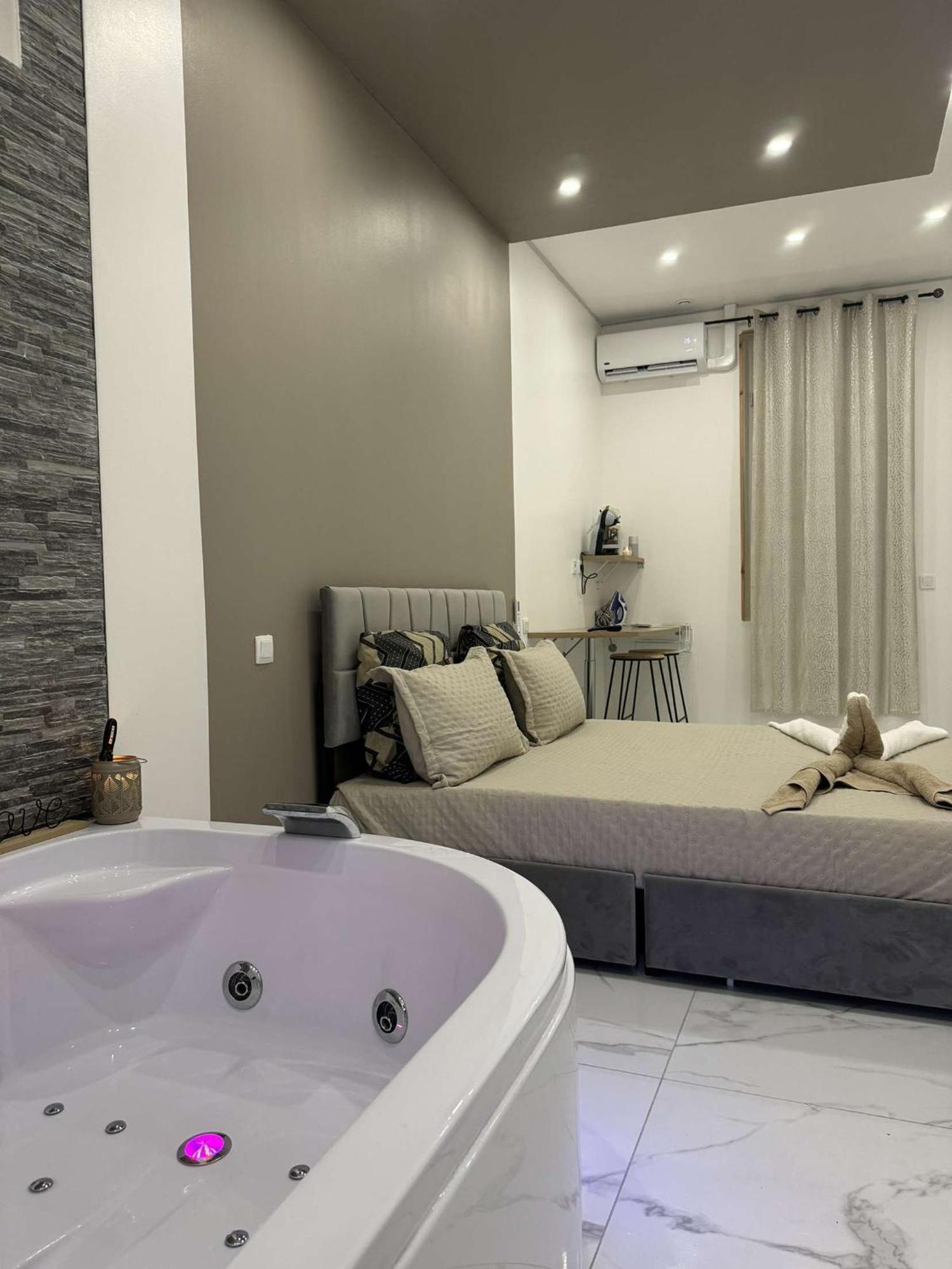 Suite Gold By L Amaryllis I Jacuzzi & Sauna Prive I Centre Beziers Arrivee Autonome Esterno foto
