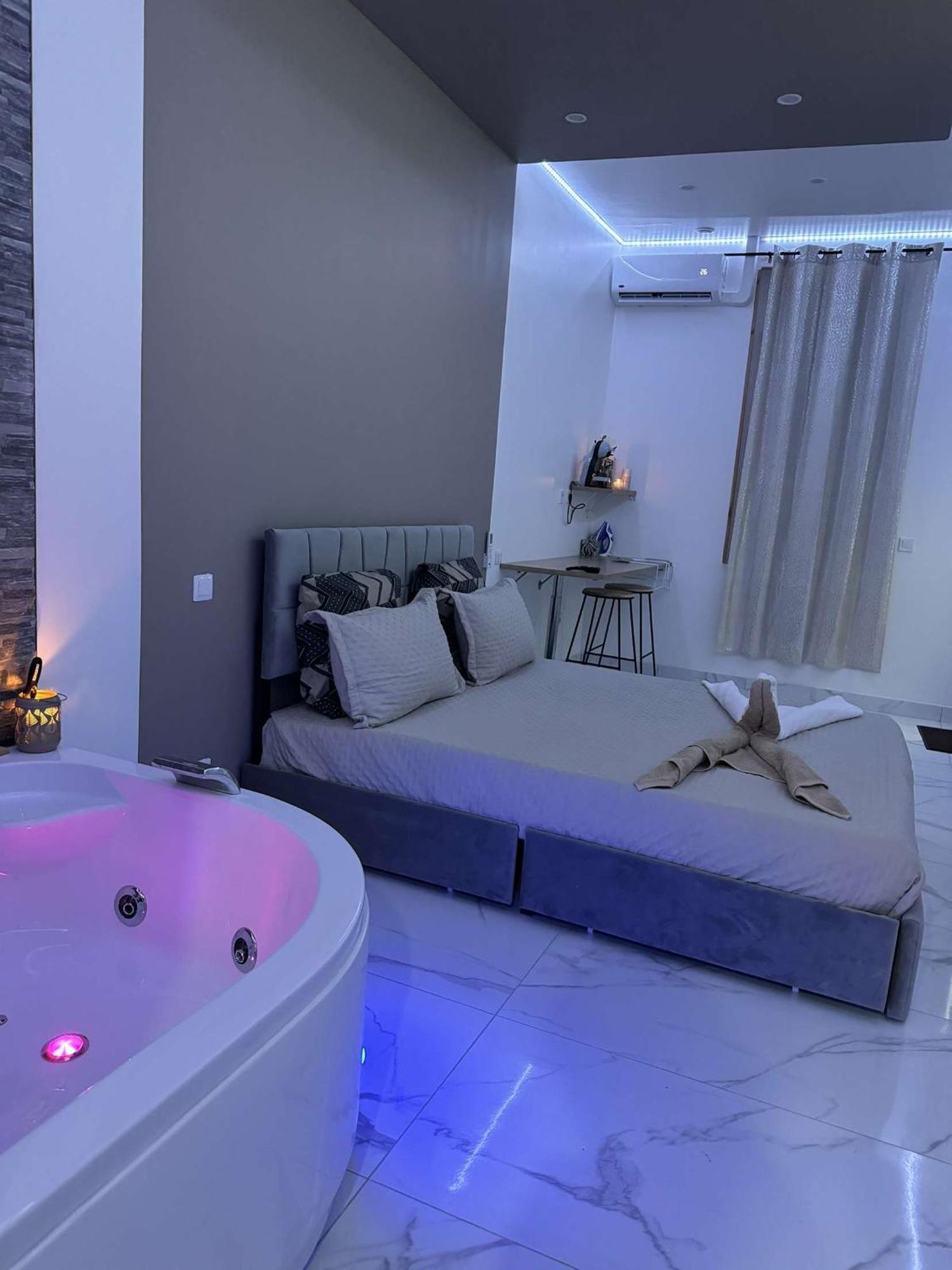 Suite Gold By L Amaryllis I Jacuzzi & Sauna Prive I Centre Beziers Arrivee Autonome Esterno foto