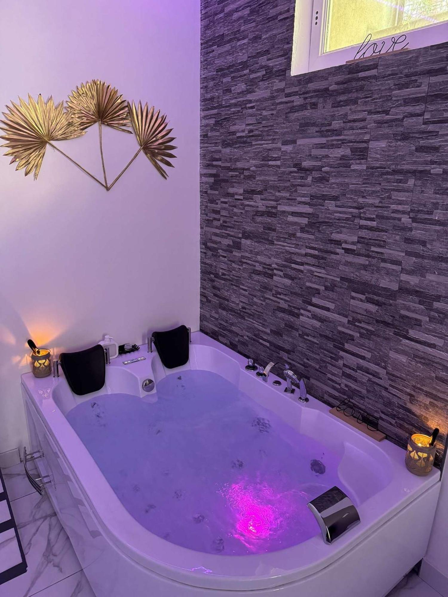 Suite Gold By L Amaryllis I Jacuzzi & Sauna Prive I Centre Beziers Arrivee Autonome Esterno foto