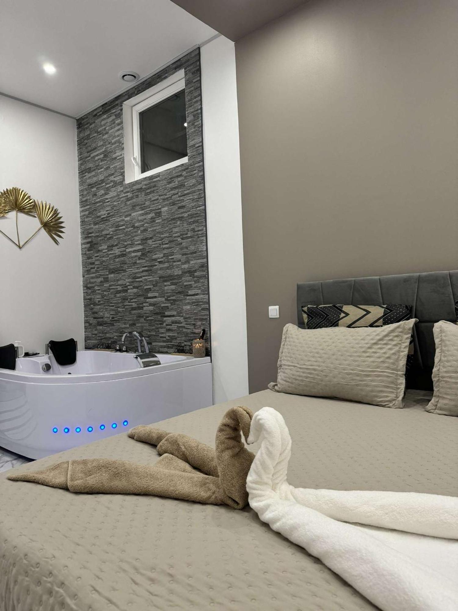Suite Gold By L Amaryllis I Jacuzzi & Sauna Prive I Centre Beziers Arrivee Autonome Esterno foto