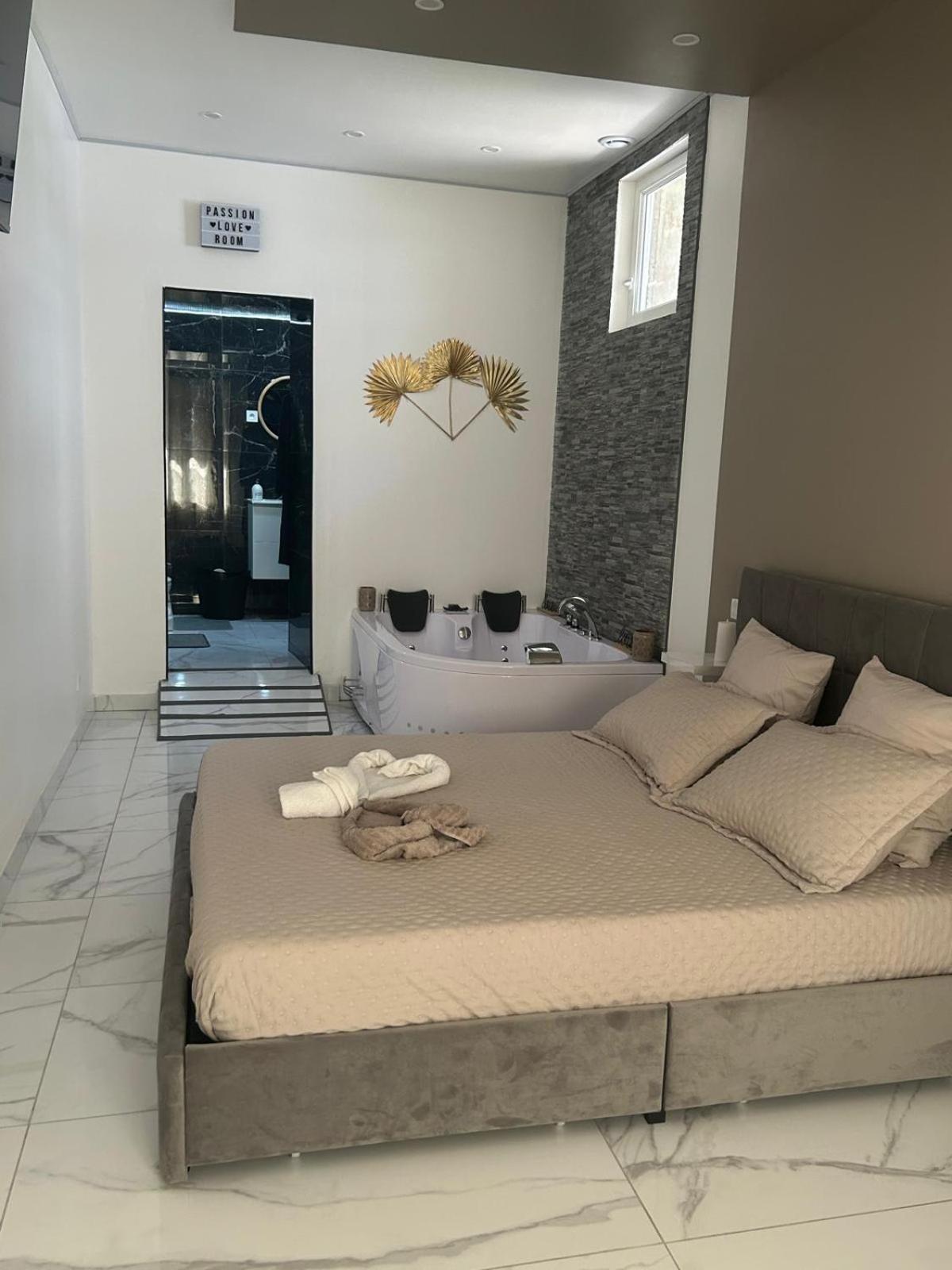 Suite Gold By L Amaryllis I Jacuzzi & Sauna Prive I Centre Beziers Arrivee Autonome Esterno foto