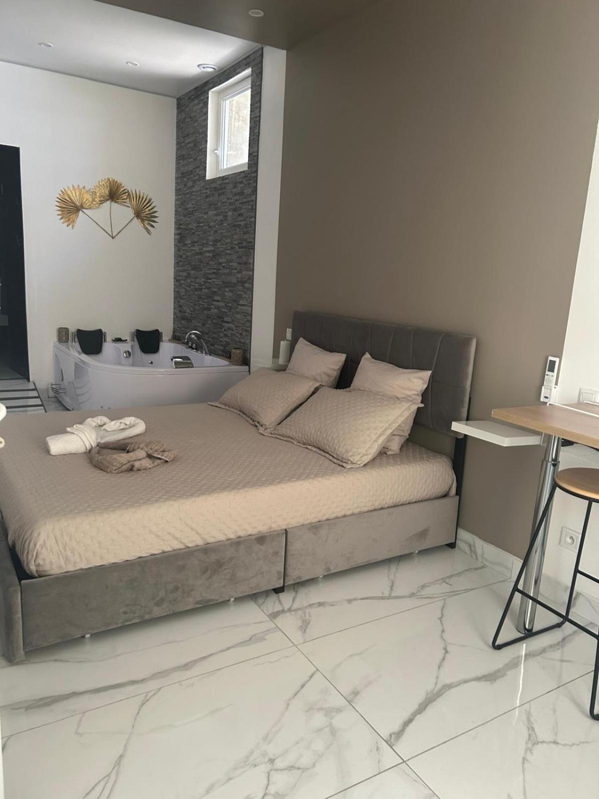 Suite Gold By L Amaryllis I Jacuzzi & Sauna Prive I Centre Beziers Arrivee Autonome Esterno foto